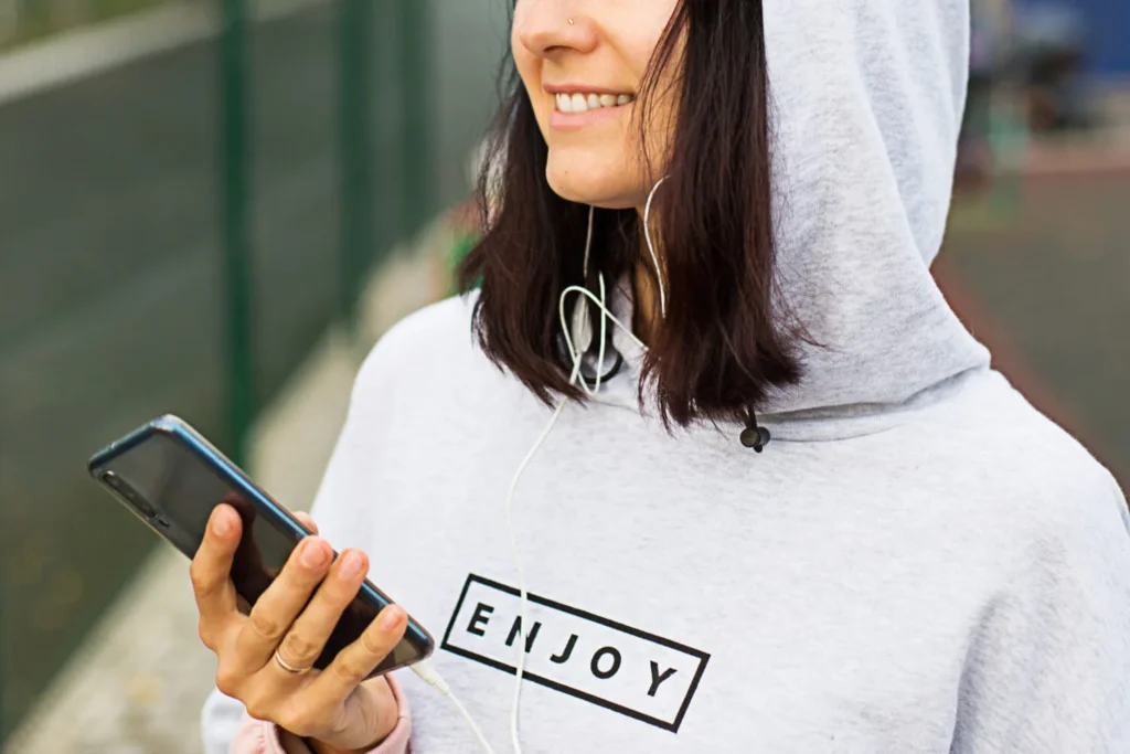 dise&ntilde;ar sudaderas: mujer con sudadera estampada