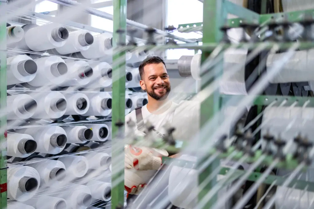Engenheiro têxtil supervisionando processos em uma fábrica