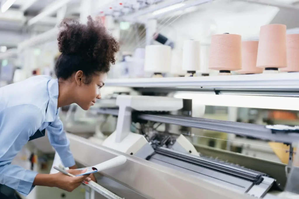 industria del vestido: mujer en una fabrica textile