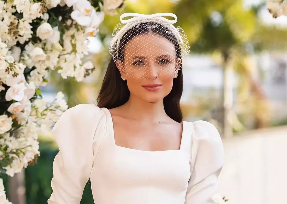 Larissa Manoela usando um vestido de noiva assinado por Lucas Anderi. Cr&eacute;ditos: Instagram/Reprodu&ccedil;&atilde;o