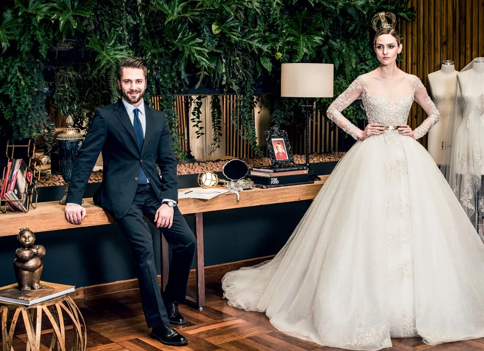 Lucas Anderi ao lado de modelo vestindo uma de suas cria&ccedil;&otilde;es. Cr&eacute;ditos: Fred Othero/Imaxtree/Vogue