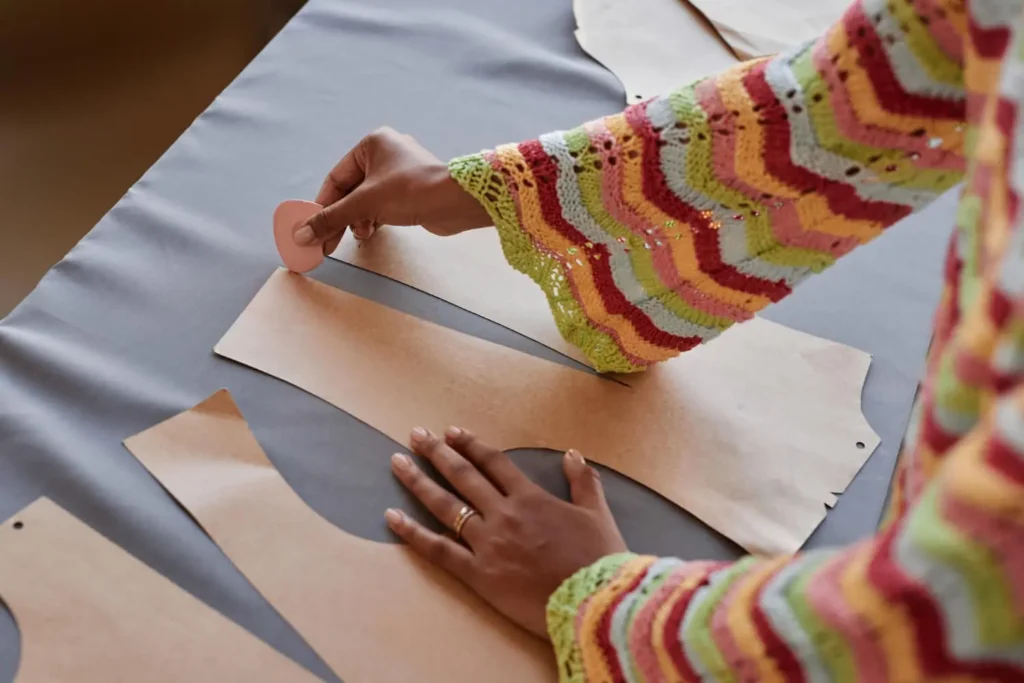 programa de patronaje: manos de mujer creando patrones en un taller