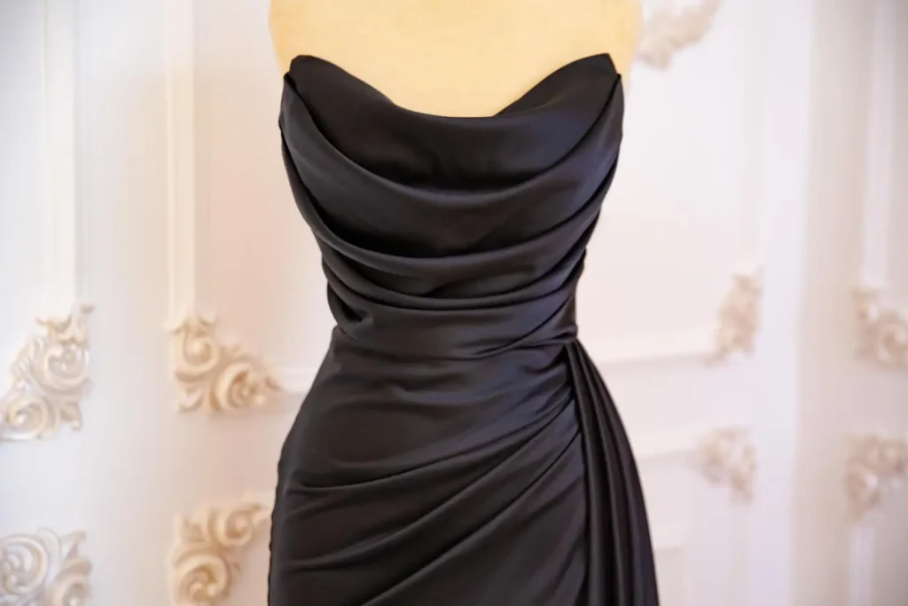 tela seda: vestido negro de seda en un maniquí