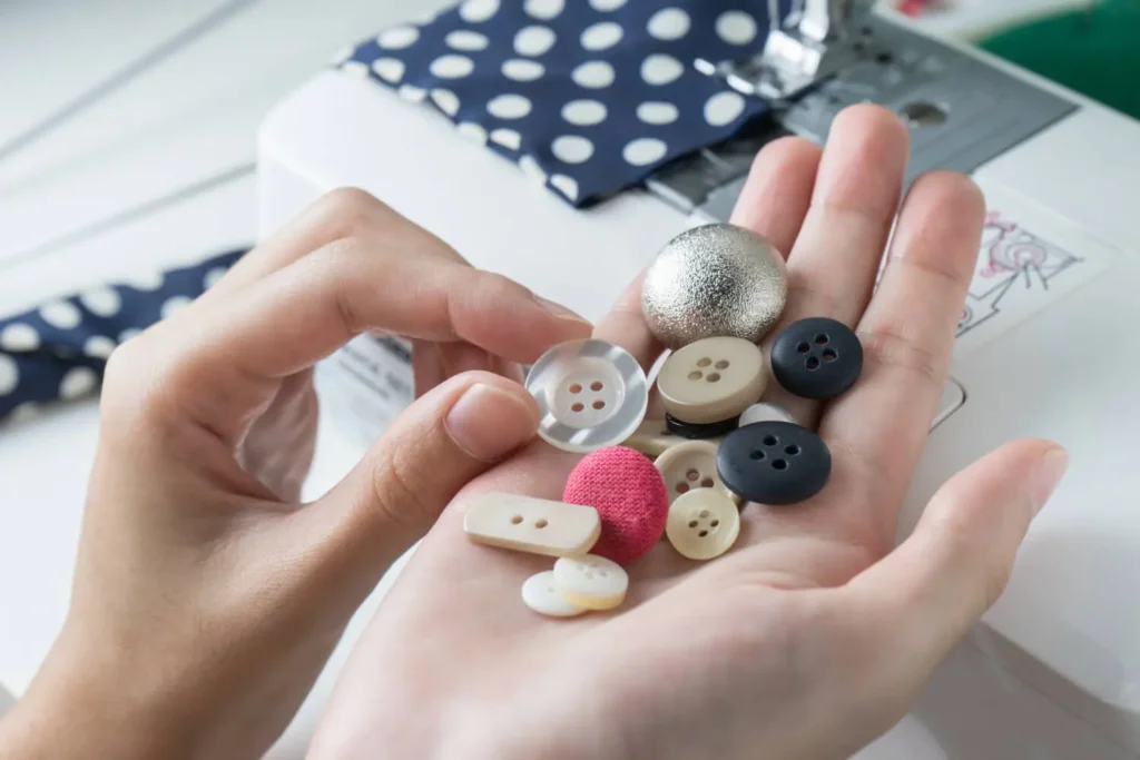 avíos textiles: manos con distintos tipos de botones