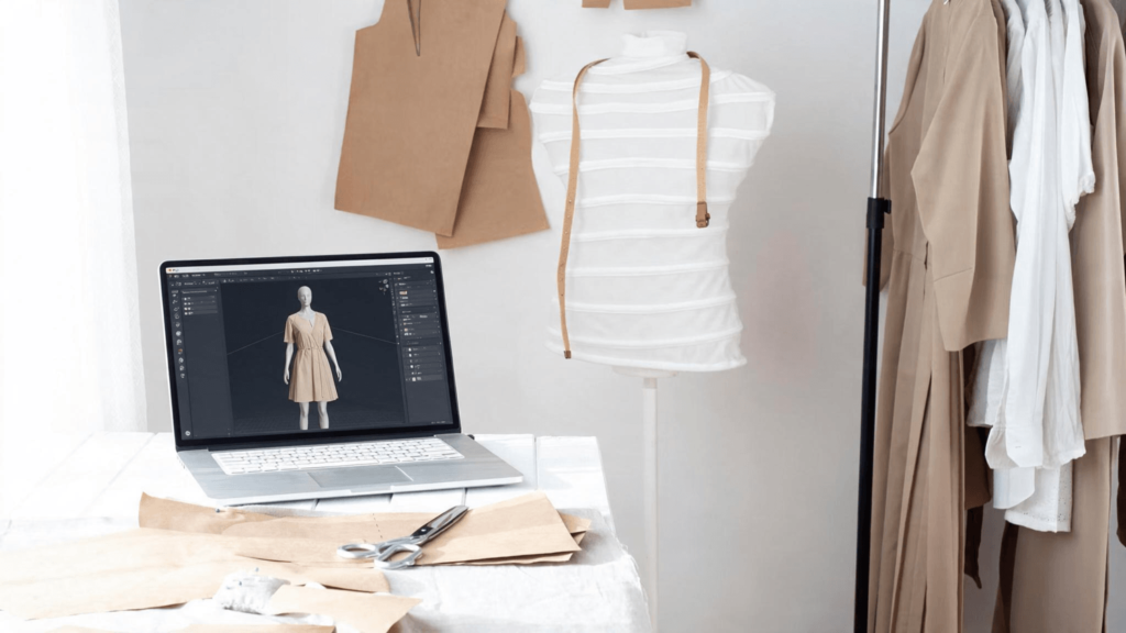 Dise&ntilde;o asistido por computadora: ordenador con un programa de dise&ntilde;o abierto en un taller de moda