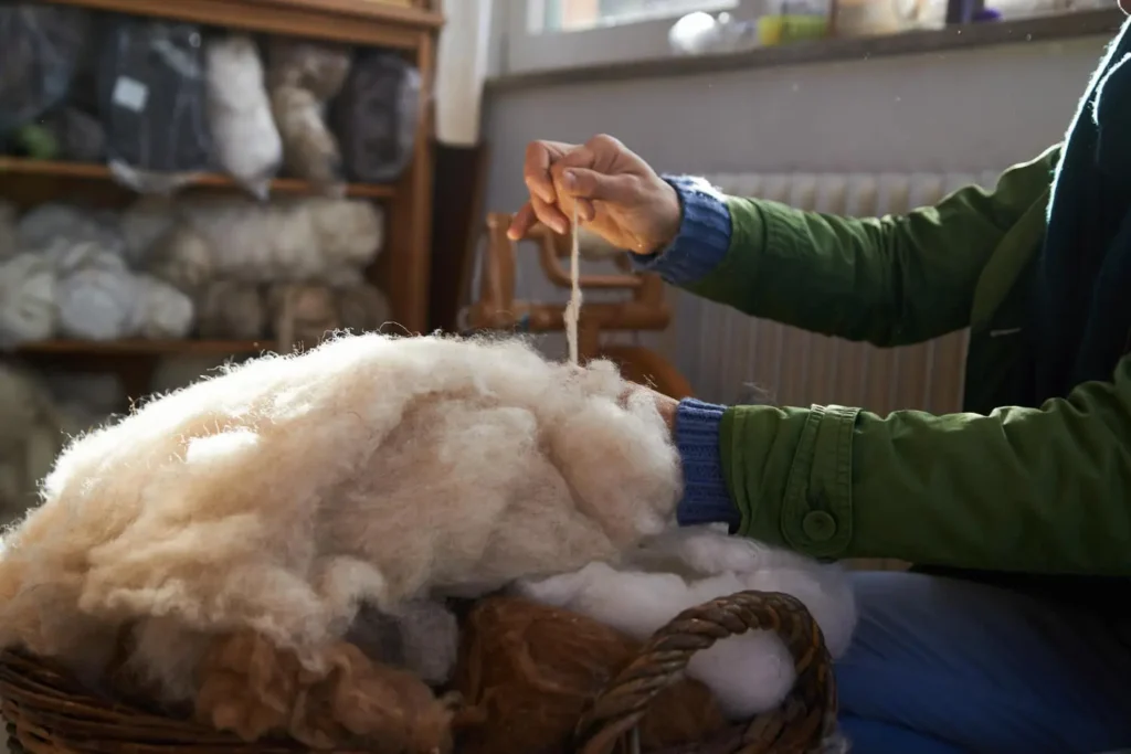 industria textil en el peru: persona manipulando lana