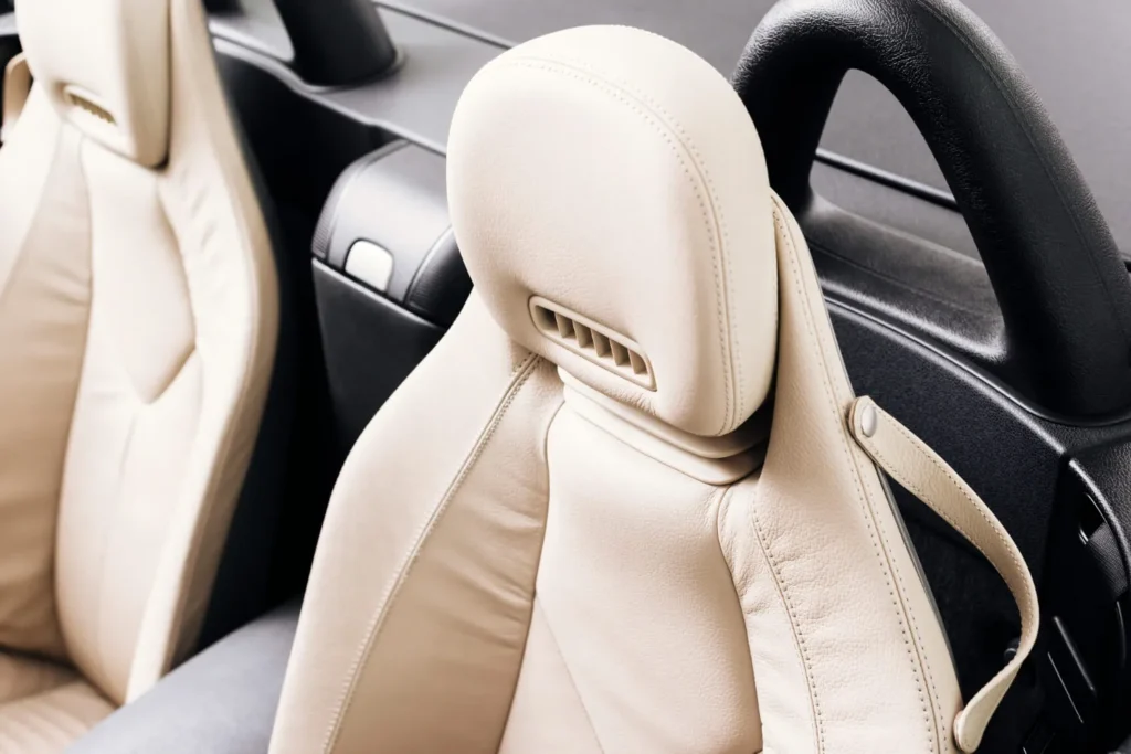 patr&oacute;n automotriz: asiento de un auto de cuero blanco