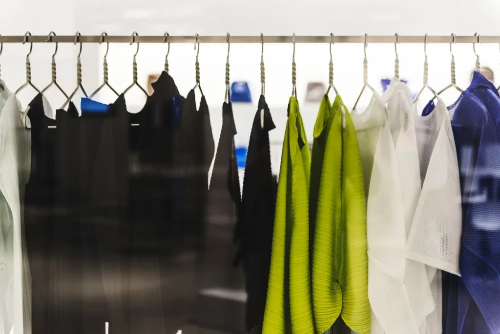 Roupas em tecido poliéster em uma arara