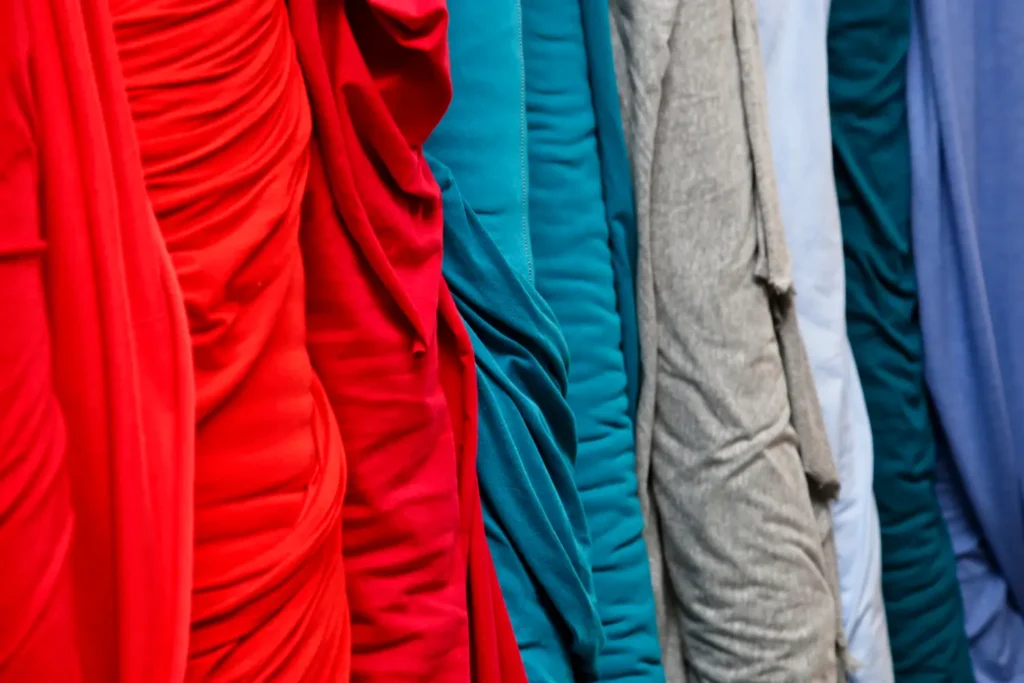 Tecido poliéster em diferentes rolos de diversas cores