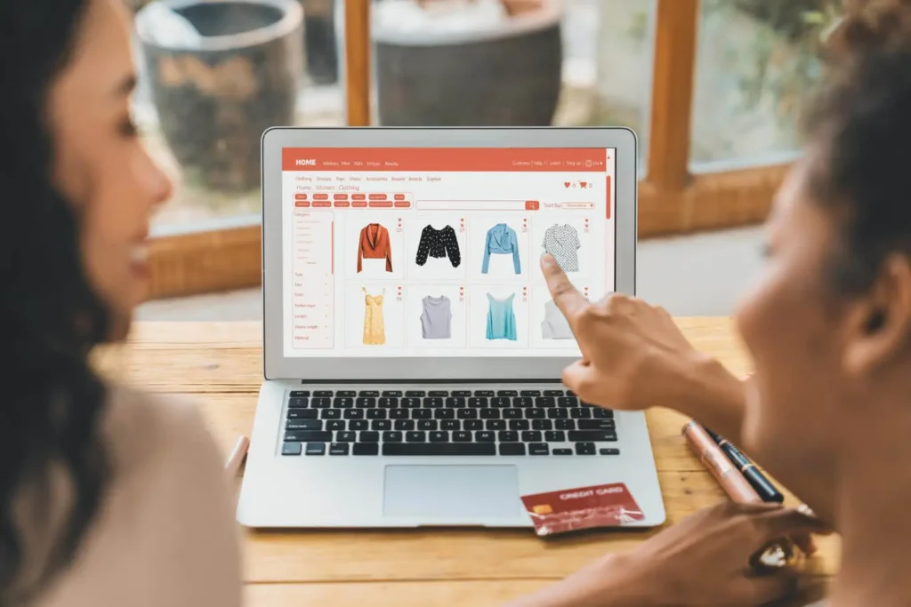 virtual try-on: mujeres mirando un tienda en l&iacute;nea