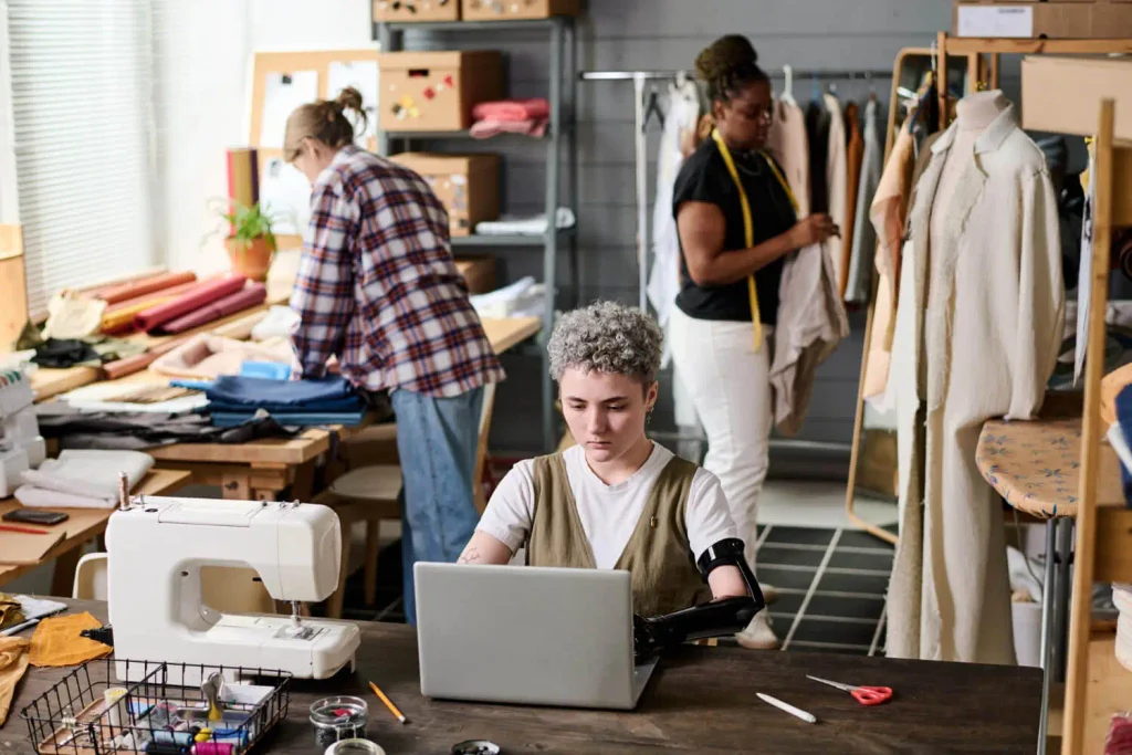 aplicaciones de ropa: personas trabajando en un taller de ropas