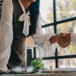 Un dirigente svolge mansioni e gestisce attività. Scopri come funziona il terzo processo di avvolgimento dei rotoli.