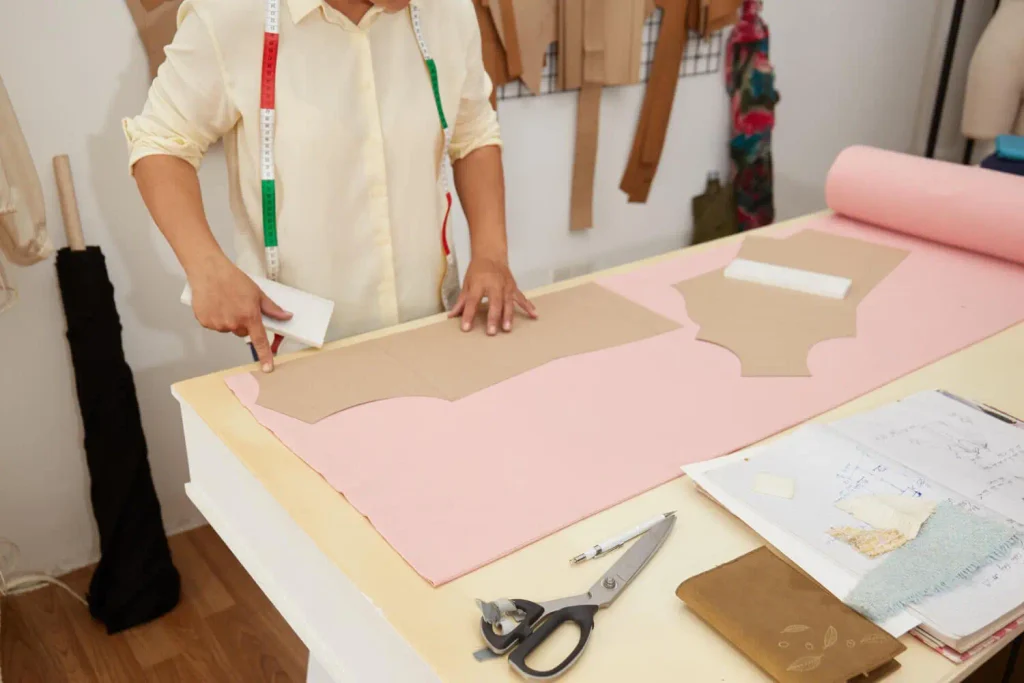 generador de patrones: persona organizando patrones en una mesa