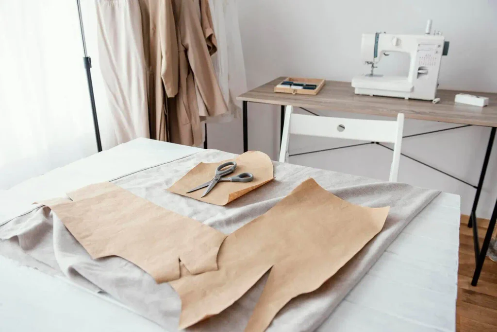 generador de patrones: patrones de papel en una mesa