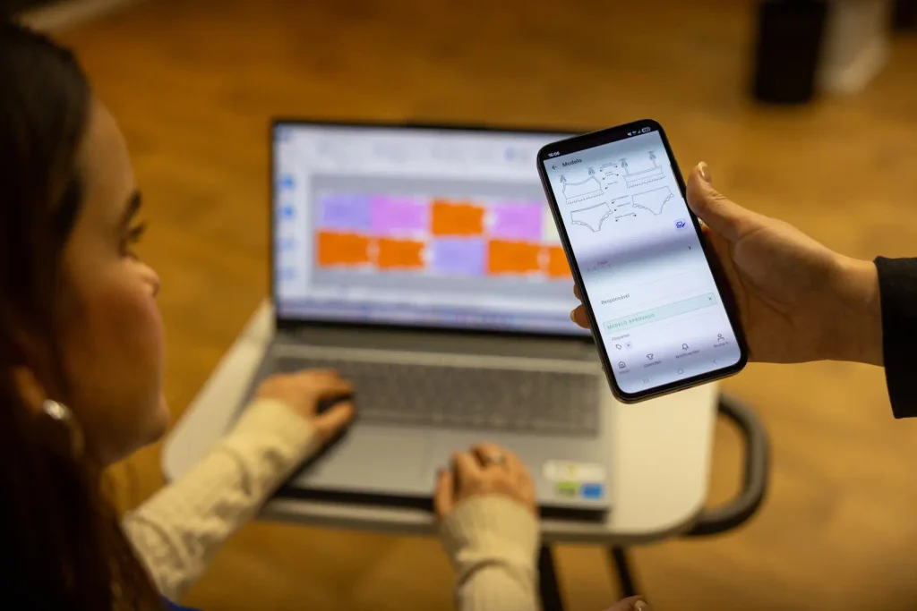 Su&iacute;te da Audaces conectada entre computador e mobile