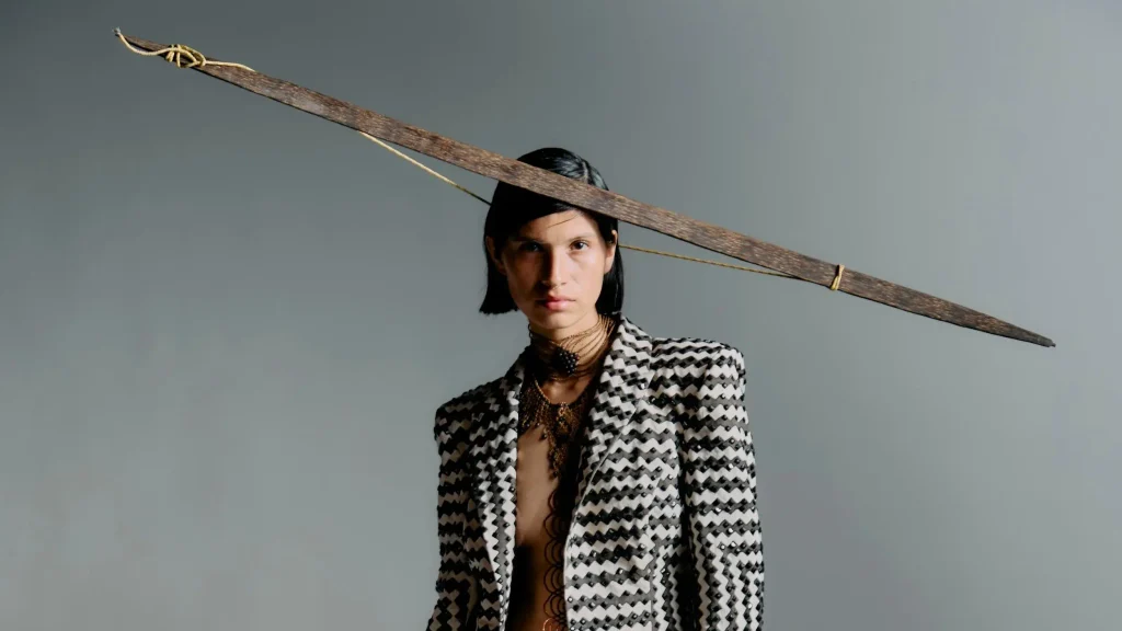 dise&ntilde;adores de moda peruanos: foto de modelo con creaci&oacute;n de Neyra Per&eacute;z, artista Iskonawa, y la dise&ntilde;adora de moda Ani Alvarez Calder&oacute;n.