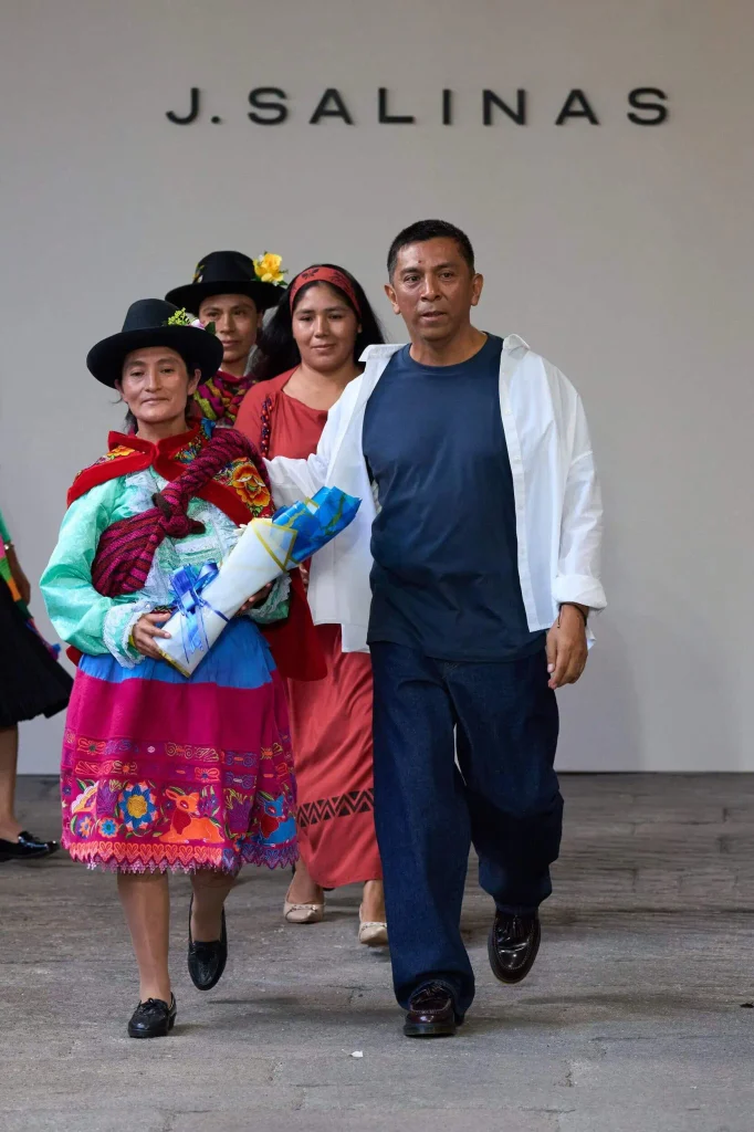 dise&ntilde;adores de moda peruanos: foto del desfile de J. Salinas en el Mil&aacute;n Fashion Week Primavera Verano 2027
