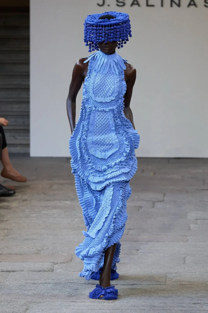 dise&ntilde;adores de moda peruanos: foto del desfile de J. Salinas en el Mil&aacute;n Fashion Week Primavera Verano 2027