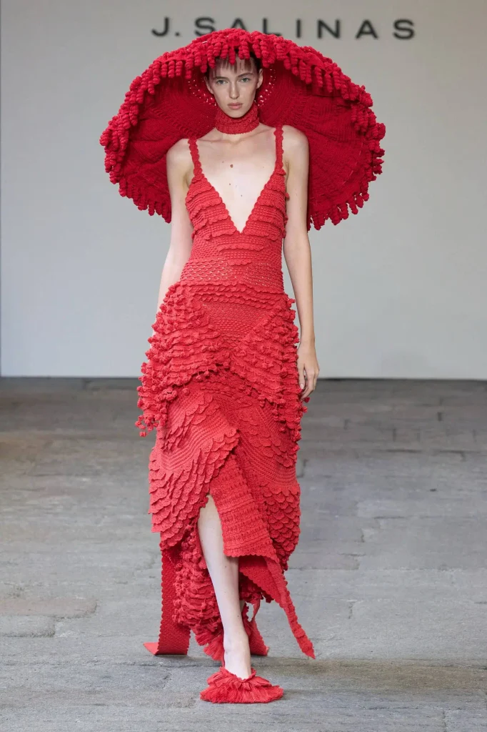 dise&ntilde;adores de moda peruanos: foto del desfile de J. Salinas en el Mil&aacute;n Fashion Week Primavera Verano 2027