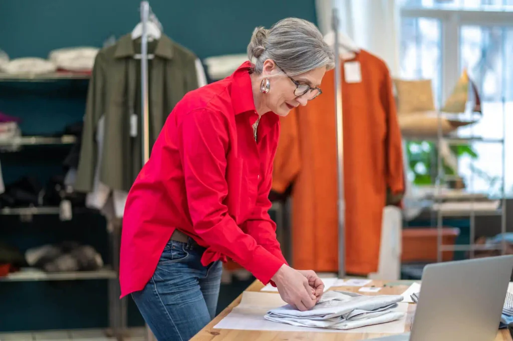 ia para dibujar: una mujer en un taller de moda