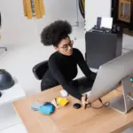 Ia para dibujar: mujer en un taller de moda usando una computadora