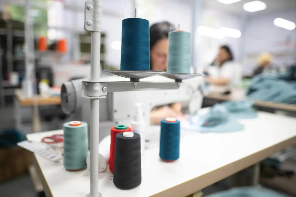 manufactura textil: m&aacute;quinas textiles y personas en un taller 