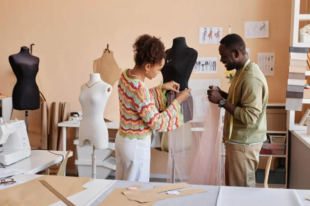 patrones textiles: personas creando una prenda en un taller de moda
