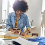 patrones textiles: mujer creando patrones en un taller de moda