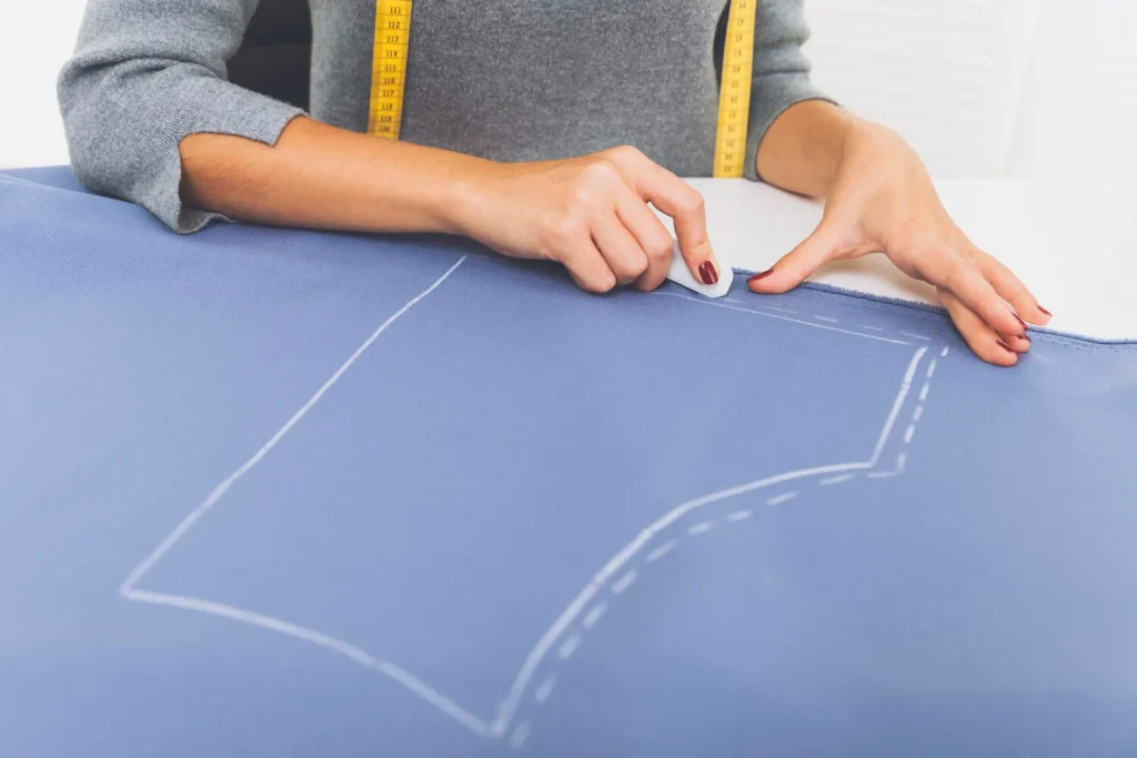 patrones textiles: personas creando un patr&oacute;n en una tela 