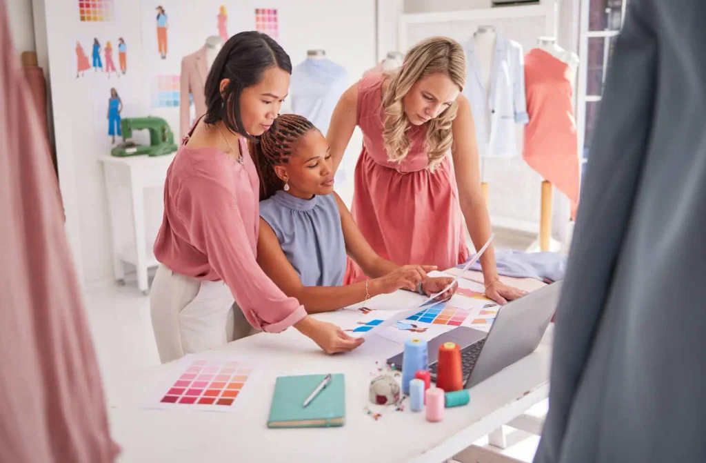 pirateria de software: mujeres en un taller de moda