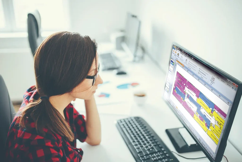 Modellista che utilizza Audaces Encaixe, un software di piazzamento di Audaces.