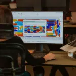 Modellista che utilizza il software per lo sviluppo di piazzamenti Audaces Encaixe e il software per la progettazione di modelli Audaces Moldes.